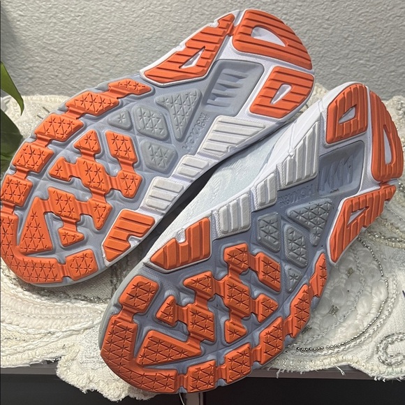 Hoka Women's Arahi 6 Athletic Shoes - Picture 10 of 12
